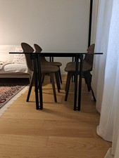 Tavolo In Cristallo Con Base In Metallo Nero