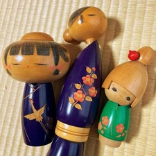 Bambola Kokeshi, realizzata da Suigai Sato, opera del pluripremiato artista della