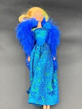 Barbie vintage con abito elegante blu lungo con coprispalle
