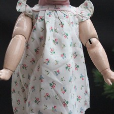Antico vestito per bambola