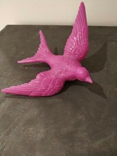 Cracking Art Group, Rondine fucsia, scultura pop plastica riciclabile, 29x21 cm