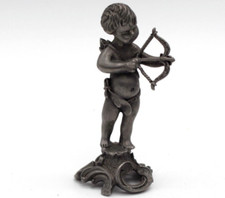 piccolo putto in metallo con freccia e arco come armatura