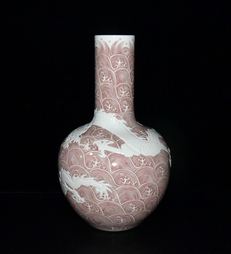 Antico vaso sfera rosso sotto