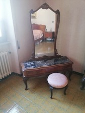 Specchiera con sgabello stile Chippendale in radica.