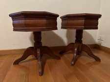 Coppia di tavolini d’antiquariato in legno scuro in buone condizioni 