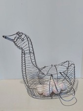 Cestino portauova in filo metallico a forma di oca