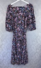 Abito nero e floreale con