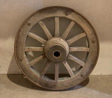 Antica ruota di carro in legno