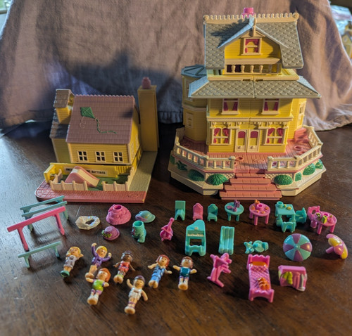 Polly pocket pop up - a.,