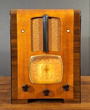 Vecchia antica radio d'epoca a valvole Emerson in legno convertita in altoparlante bluetooth retrò