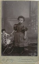 Serious Ragazza Con Giocattolo