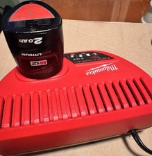 MILWAUKEE C 12 C CARICABATTERIE 12 V e batteria M12 Redlithium 2.0 Ah