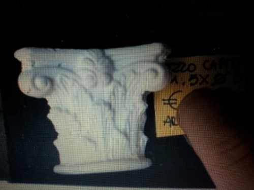 Half chalk capital miniature - half,