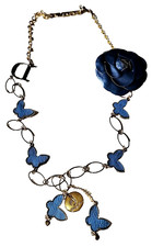 COLLANA dorata con decorazione fiore in stoffa blu e farfalle in tono - gioiello