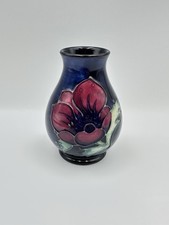 Vaso anemone Moorcroft 10 cm su fondo blu. Moorcroft Pottery, 1992
