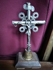 Croce sbalzata antica da tavolo