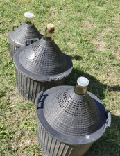 Damigiane Di Vetro Con Cesto In Plastica Due Da Lt. 25 E Una Da 10 Lt.