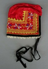 bonnet ancien en tissu satin rouge brodé ariégeois 