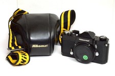 Fotocamera analogica Nikkormat FT con custodia in pelle