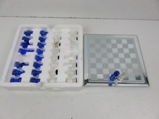 SCACCHIERA a SPECCHIO con SCACCHI IN VETRO BIANCO E AZZURRO giocare gioco degli
