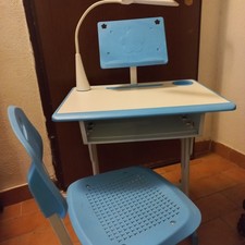 tavolo con sedia e lampada