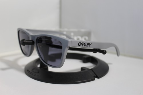 Near mint oakley - oakley, frogskins