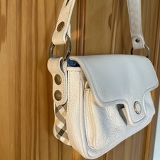 Borsa Aquascutum in pelle bianca - piccola - 4 tasche. Buone condizioni con sacchetto antipolvere.