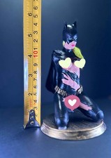 Statua costume strappato