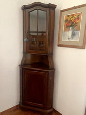 mobiletto ad angolo con vetrinetta nella parte superiore.