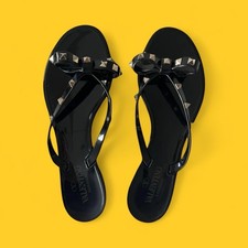 Sandali Valentino Garavani Rockstud in PVC con perizoma piatto taglia 35/5 US