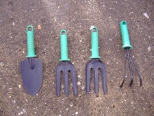 QUATTRO ATTREZZI DA GIARDINO A MANO USATI