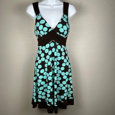 Abito senza parole marrone e blu a pois scollo a V senza maniche cravatta schiena