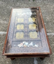 Tavolino Indiano in legno Teak e piano vetro. Con intagli e vari lavori ottone