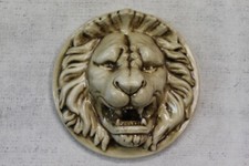bassorilievo tondo leone di