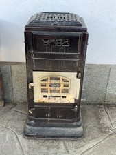 Raffinata Stufa CINEY in ghisa, nera con sportello cromato.