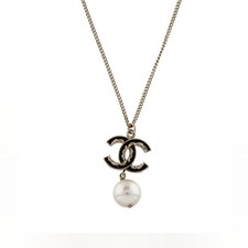 Collana Chanel con ciondolo