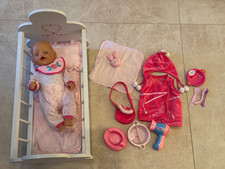 Una splendida bambola Baby Bjorn con culla, vestiti extra e accessori