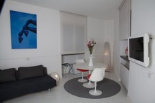 tavolo con sedie mod. sarineen e n. 2 sedie tulip conj cuscini rossi