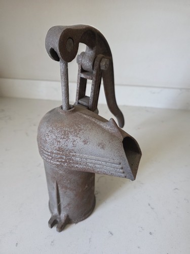 Antica pompa acqua manuale