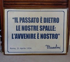 Placca Targa In Metallo Con Motto Mussolini Fascismo "Il Passato È Dietro Le 