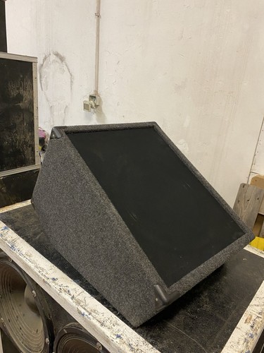 Cassa monitor inclinata con