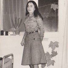 Giovane donna in piedi