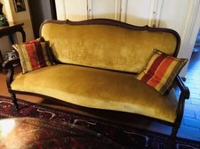 Divano Antico in Legno. Divano rivestito Velluto Dorato.