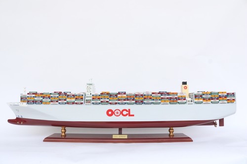 Modellino nave portacontainer