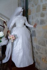 ?? Abito da Sposa Principesco – Ricamato a Mano e Trasformabile ??