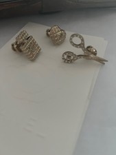 Trio di spille Chanel, metallo