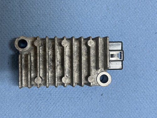 Regolatore tensione 4 pin - a,