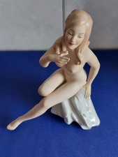 Statua in porcellana-~Wallendorf-~Nudo seduto-~