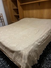 Coperta matrimoniale fatta a mano all'uncinetto, colore beige, di puro cotone. 
