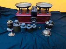 Bilancia vintage Blasi Anni 50 con pesi e pesi extra e doppio piatto in metallo.